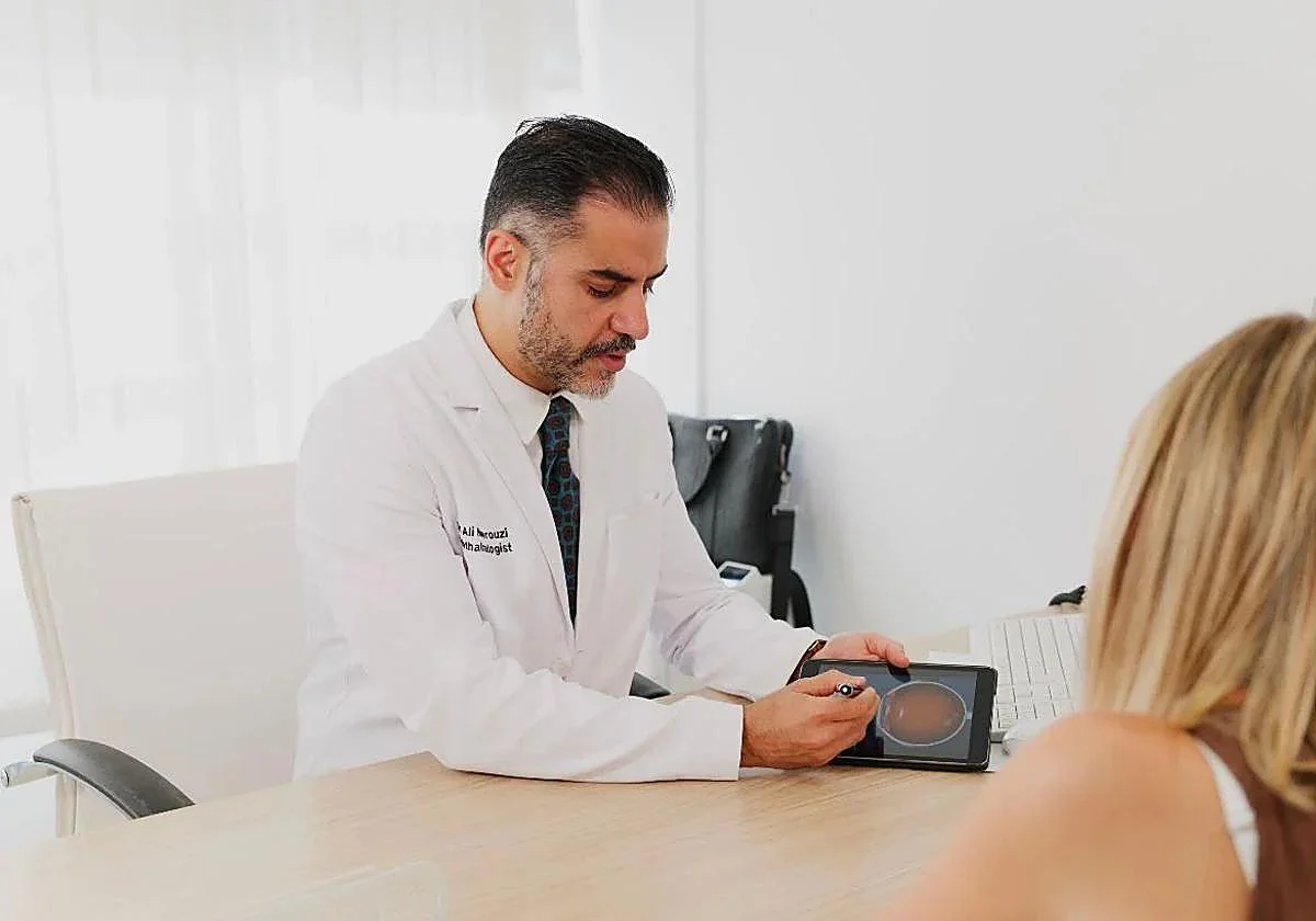 Dr Ali Nowrouzi, ophthalmology specialist at Hospiten Estepona, reviewing a retinal scan with a patient