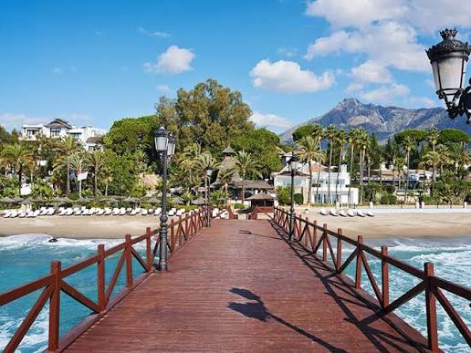 Holzsteg am Strand entlang der Golden Mile, Marbella