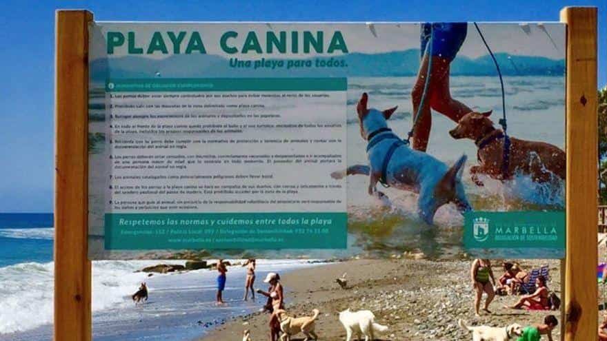 Playa Canina El Pinillo Hundestrand-Schild in Marbella mit Hunden im Wasser spielend
