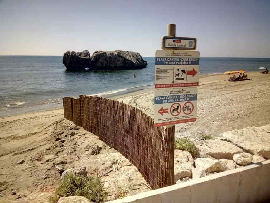Playa Canina Piedra Paloma II Hundestrand an der Grenze Casares-Estepona mit Felsformation