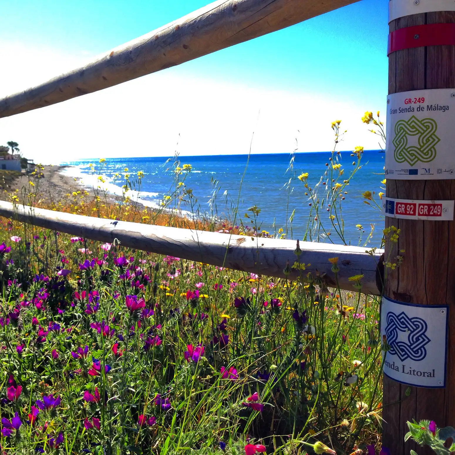 Aussicht entlang des Küsten-Wanderwegs Senda Litoral in der Nähe von Manilva und Marbella