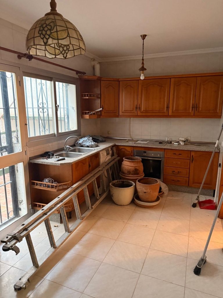 Cocina de la casa de pueblo heredada de Cancelada antes de la reforma