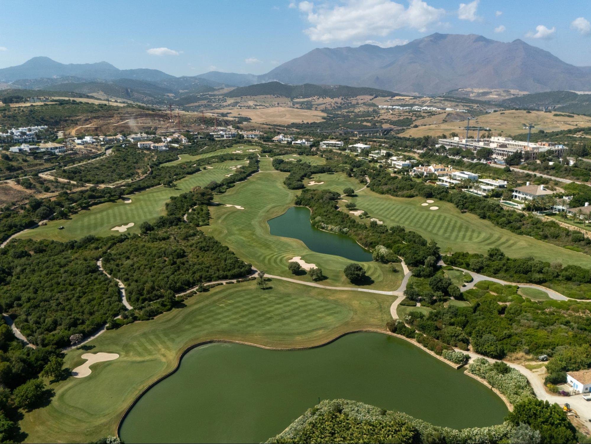 Vista aérea del campo de golf y resort Finca Cortesín en Casares con la Sierra Bermeja al fondo