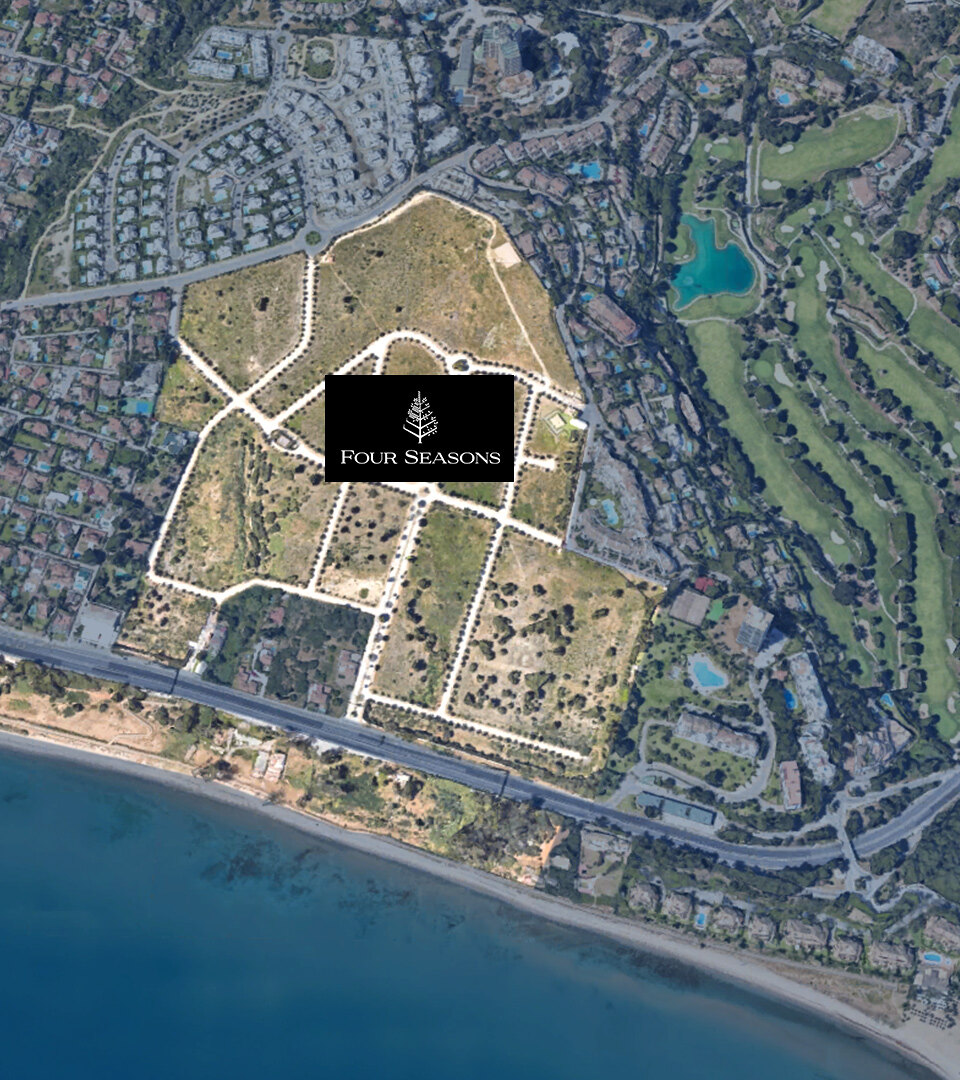 Vista aérea de la parcela de Four Seasons Marbella entre la A-7 y el campo de golf, con la playa abajo