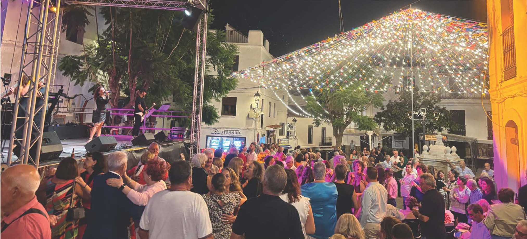 Nachtszene mit Live-Musik und Tanz während der Patron-Saint-Festivitäten von Casares