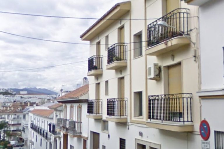 Blok apartamentów z balkonami przy ulicy w Alhaurín de la Torre, Málaga
