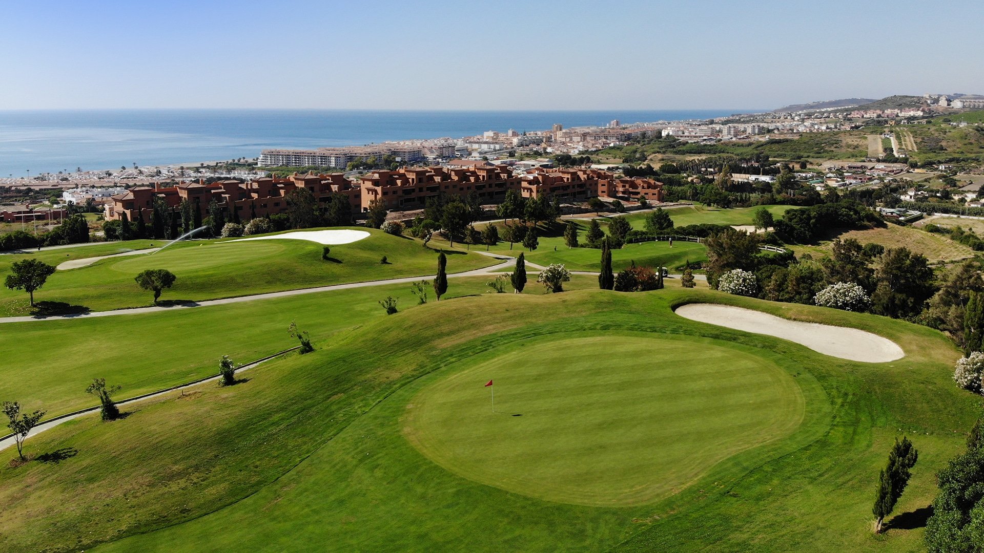 Pole golfowe Doña Julia z Casares Costa i morzem w tle