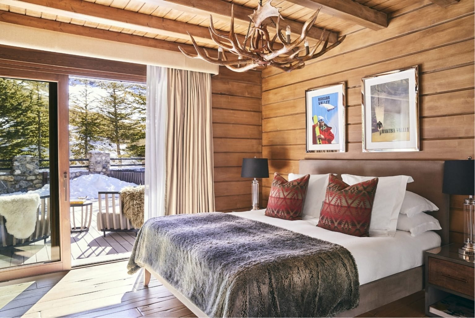 Zimmer im El Lodge Sierra Nevada mit Holzwänden und einer Terrasse mit Ausblick auf den Schnee