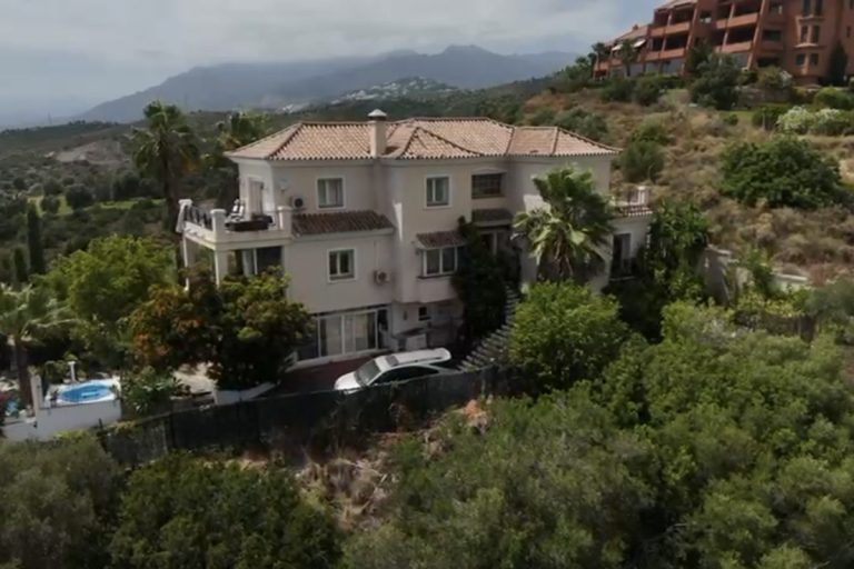 Willa z basenem na zboczu wzgórza w El Rosario, Marbella, zdjęcie lotnicze