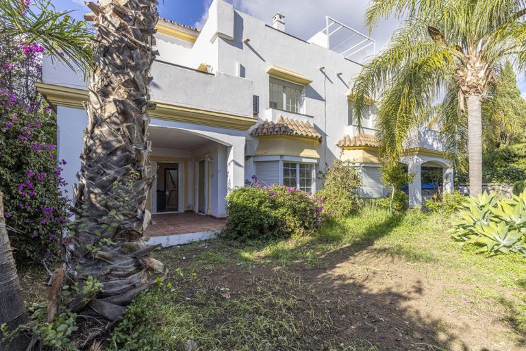 Kamienica z ogrodem i palmami w Elviria, Marbella