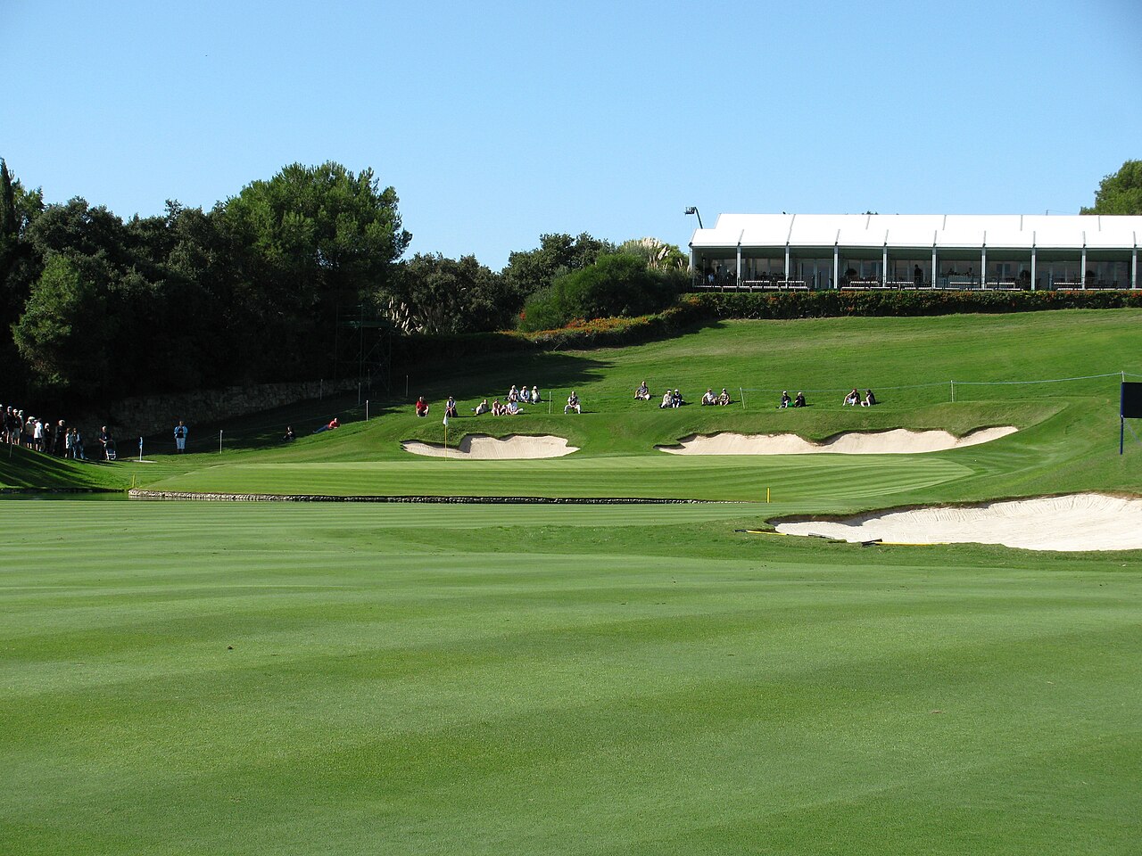 Pole golfowe i bunkry w Real Club Valderrama w Sotogrande
