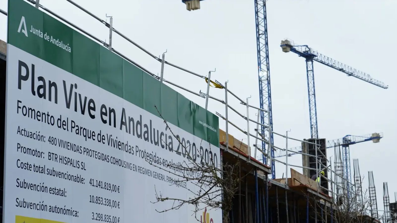 Junta de Andalucía Plan Vive Schild auf einer Wohnkonstruktionsstelle mit Turmdrehkranen