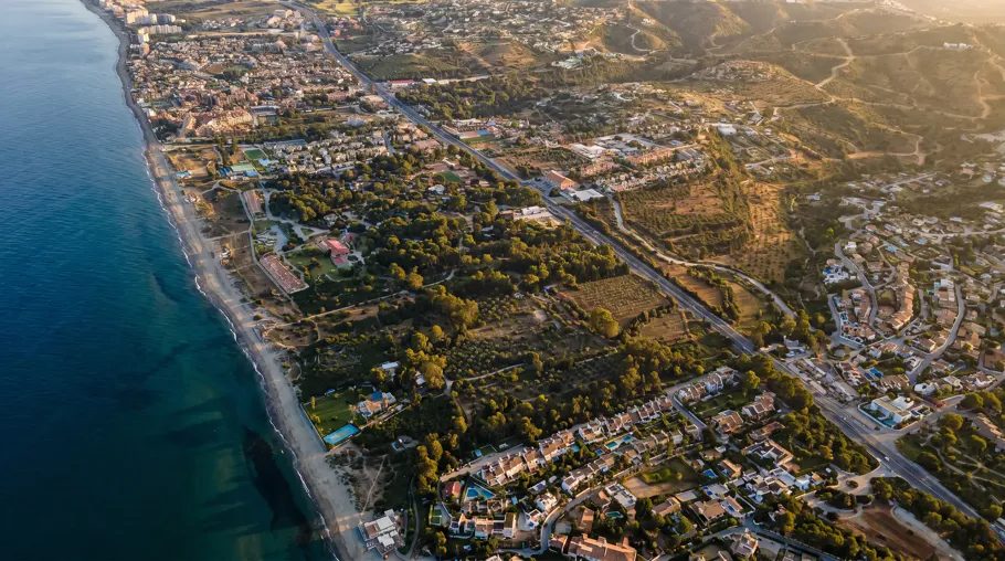 Aerial view of the undeveloped Las Dunas beachfront plot at Real de Zaragoza between the sea and the A-7