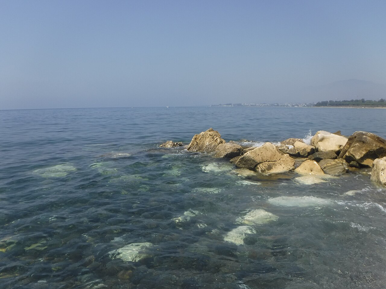 Rocas y agua cristalina en Playa del Saladillo en Estepona