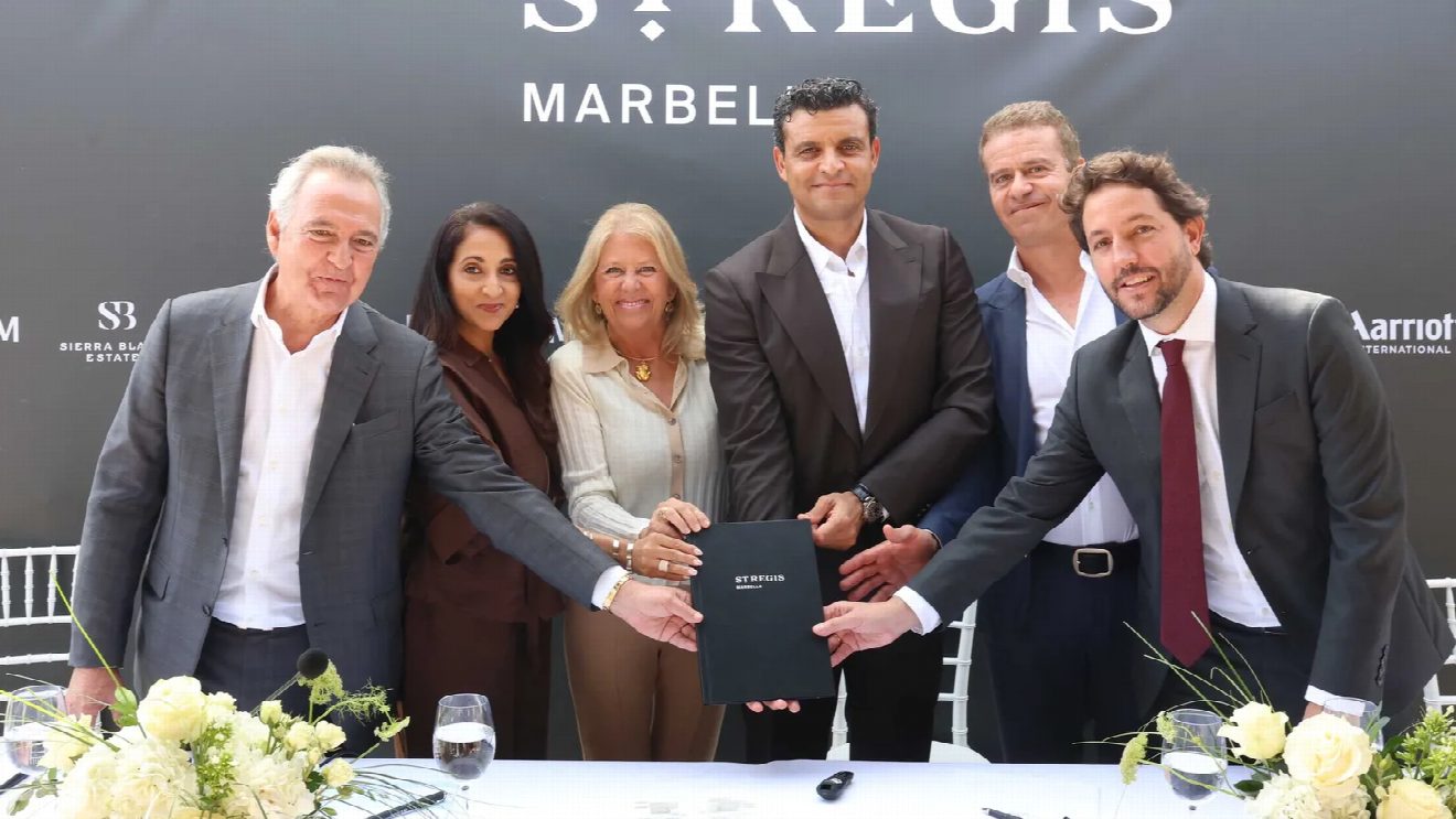 Signing of the St. Regis Marbella agreement in Marbella on 20 October 2026: representatives of Sierra Blanca Estates, Platinum Estates, Marriott International and the mayor hold the signed folder
